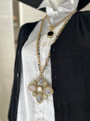 Sautoir en croix sur chaine et collier de perle BOKS&BAUM PARIS