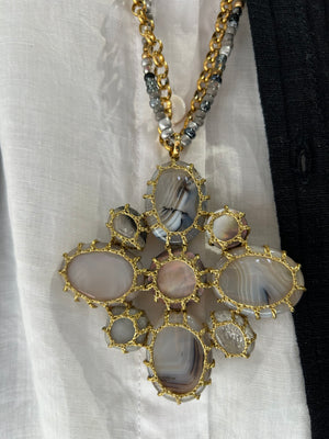 Sautoir en croix sur chaine et collier de perle BOKS&BAUM PARIS