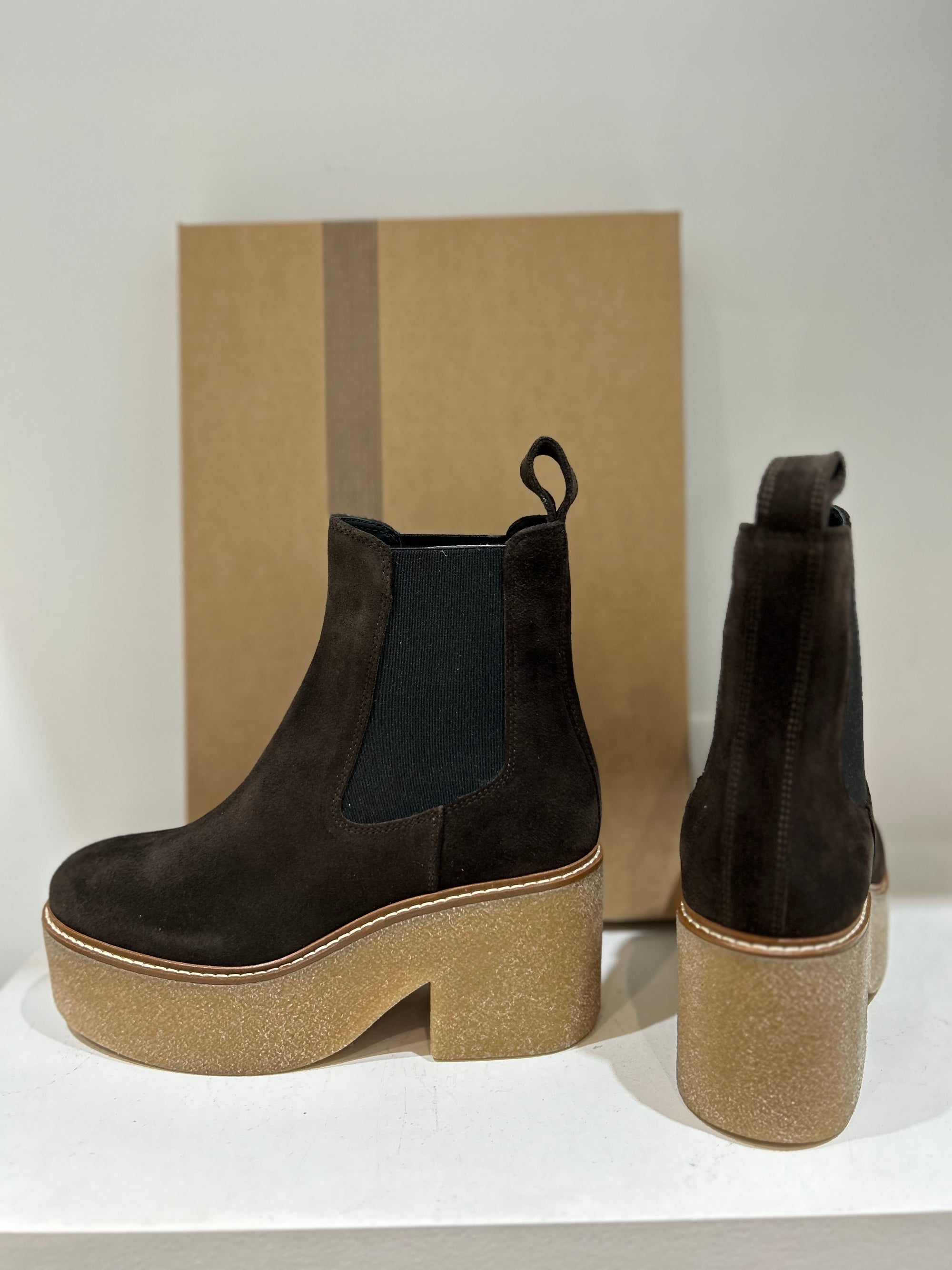 Bottines en daim chocolat ANNE BLUM